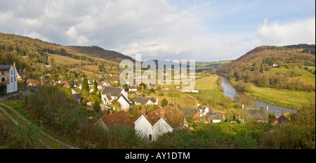 2 imagen panorámica mirando al norte de cosido a lo largo del valle de Wye River y en las afueras de la aldea de Llandogo pituresque Foto de stock