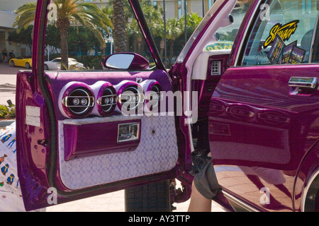 Altavoces para coche modificado y personalizado con gran coche sistema estéreo a car show en Daytona Beach, Florida, EE.UU.;