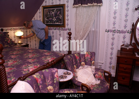 Sillones estampados coincidente en dormitorio con cabecero ornamental  Fotografía de stock - Alamy