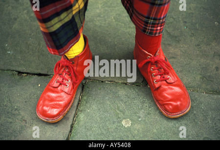 Payaso Zapatos Sobre Blanco Foto de stock y más banco de imágenes de Zapato  de payaso - Zapato de payaso, Rojo, Amarillo - Color - iStock