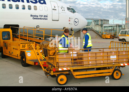 Eines Entladen Flugzeugs mit einem Förderband am Flughafen MUC Foto de stock