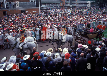 La reina Isabel II y el duque de Edimburgo llegan al hipódromo en un carruaje de caballos Ascot, Berkshire Inglaterra 1980s 1985 HOMER SYKES Foto de stock