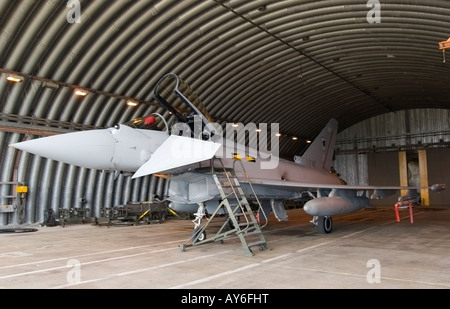 Eurofighter Typhoon de la RAF en alerta de Reacción Rápida (ECR) colgador Foto de stock