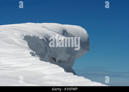 Fairy figura saliente de la tapa de nieve formados sobre fondo de cielo azul Foto de stock