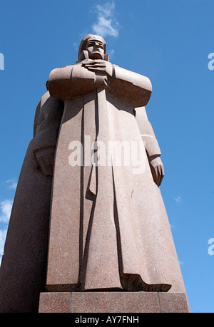 Tall estatua del líder ruso en la brillante luz del sol con el intenso azul del cielo Foto de stock