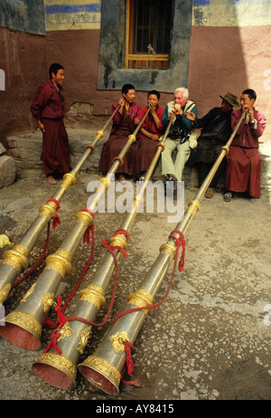 Intenta reproducir el turismo religioso tradicional Long horn Dung con monjes fuera monasterio tibetano Foto de stock