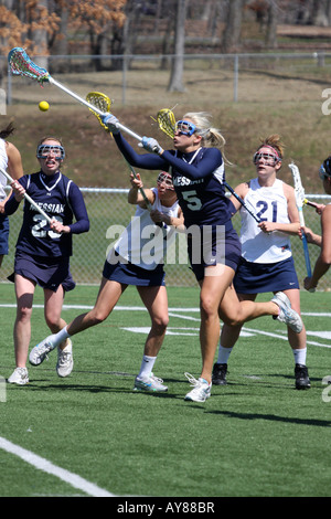 Luchando por el balón en el Woman's College Lacrosse Foto de stock