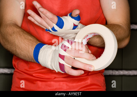 Hombre Envolviendo Manos Con Cinta Roja Preparándose Para El Boxeo Imagen  de archivo - Imagen de lucha, paro: 240441803