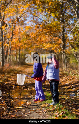 Dos muchachas jóvenes (con edades comprendidas entre 4 y 6) en un bosque sendero en Biddeford, Maine Foto de stock