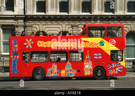 Whitehall Londres Arriva un autobús de la empresa open top double deck excursión en autobús con pasajeros Foto de stock