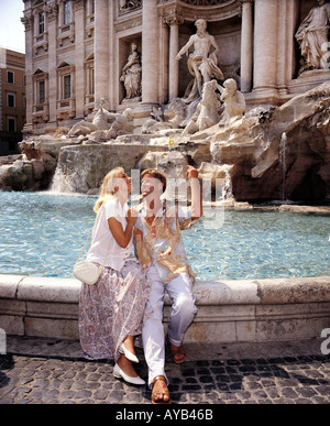 Lanzar una moneda a la Fontana di Trevi, en Roma, y hacer que sus deseos se hagan realidad! Foto de stock