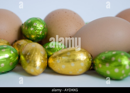 Lámina de chocolate cubierto de huevos de Pascua huevos entre normal Foto de stock