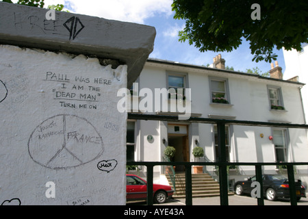 Mensajes a los Beatles escrito en la pared de Abbey Road Studios