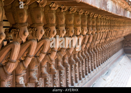 Caballos tallados en madera que recubre el exterior del Museo del Palacio Maliga Puthe en Trivandrum, India del Sur