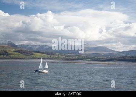 Navegación en yate por el estrecho de Menai entre Beaumaris Anglesey y el norte de Gales, Reino Unido Foto de stock