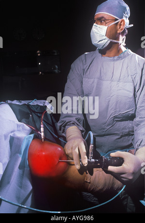 Cirugía Ortopédica alcance instrumento produce resplandor rojo Foto de stock