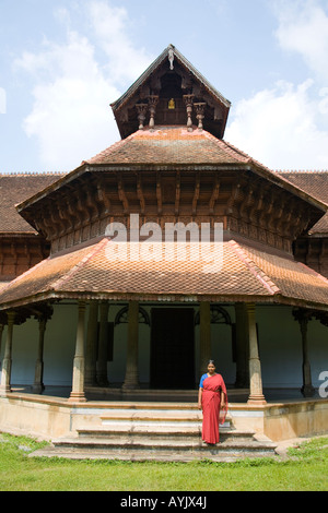 Mujer posando fuera Puttan Malika Palace Museum, Trivandrum, Kerala, India