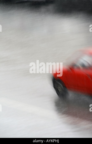 Un resumen rápido de coches borrosa en la lluvia