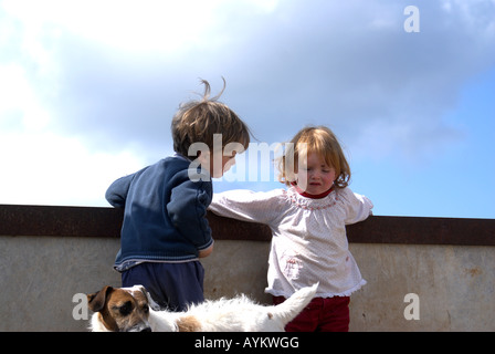Niños jugando con el perro Jack RussFriendship; el compañerismo, la cercanía, la intimidad, la familiaridad, amabilidad, afinidad, rapport,