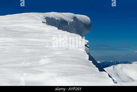 Alta montaña invernal con voladizo de hada de la nieve cap. Tres disparos de imagen de cosido Foto de stock