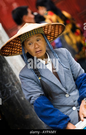 Mujer con sombrero chino tradicional Fotografía de stock - Alamy