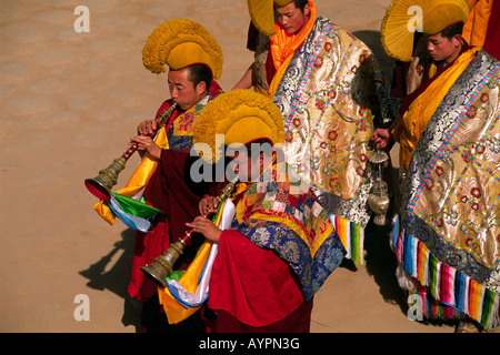China, Tíbet, provincia de Qinghai, Tongren (Repkong), monasterio de Wutun Si, día de año nuevo, monjes tibetanos tocando la trompeta tradicional Foto de stock
