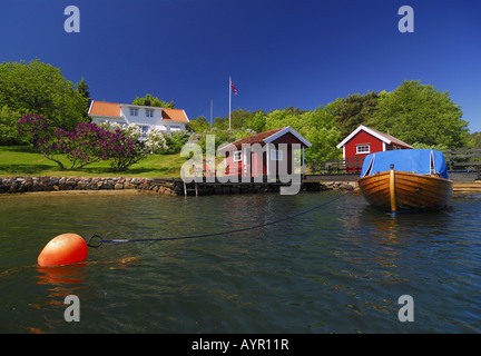 Casa de apartamentos con jardín y embarcadero, Risor, Aust-Agder, sur de Noruega, Escandinavia Foto de stock