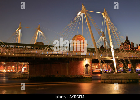Puente Hungerford, flanqueada por el Jubileo de Oro de dos puentes (pasarelas), Londres, Inglaterra, Reino Unido. Foto de stock
