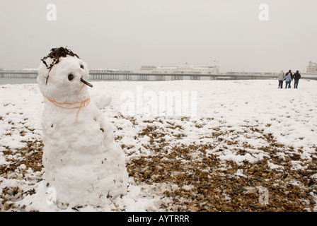 Muñeco de nieve en la playa de Brighton Foto de stock