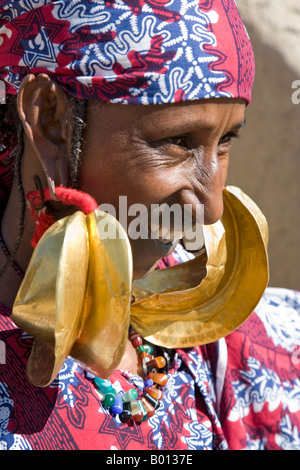 Malí, Mopti. Una mujer vistiendo Fulani grandes aretes de oro de 14 quilates. Kanye Kwottenai pendientes son un regalo de su marido. Foto de stock