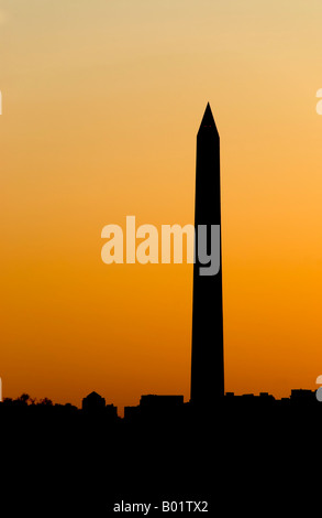 WASHINGTON DC, EE.UU. - El Monumento a Washington en el National Mall está a siluetas contra el brillo de color naranja de un atardecer de verano en Washington DC.