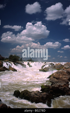 Feb 13, 2003 - Somphamit Khone Falls (rápidos) del Mekong en Si Phan Don (4000 Islas) en el sur de Laos. Foto de stock