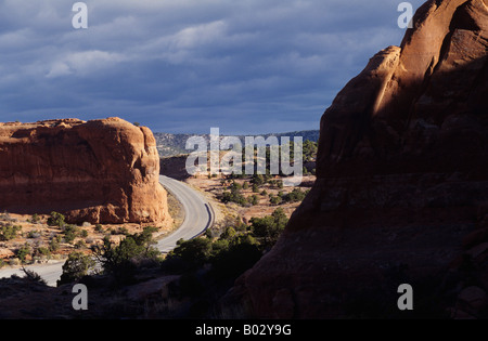 US Highway 191 serpentea a través del desierto de Utah hacia un cielo amenazador Foto de stock