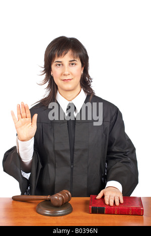 Una jueza de tomar juramento en una sala aislada sobre fondo blanco con escasa profundidad de campo Foto de stock