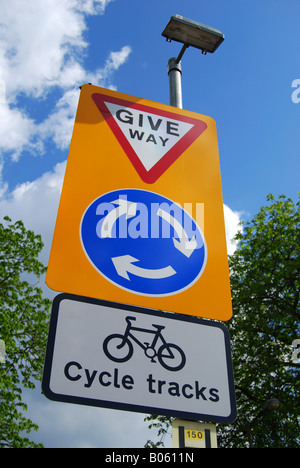 Señales de tráfico en la rotonda y en la pista de ciclismo, Priory Lane, Roehampton, London Borough of Wandsworth, Greater London, England, United Kingdom Foto de stock