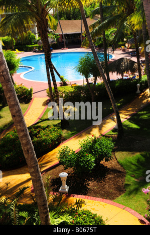 Piscina y jardín parquizado en tropical resort Foto de stock