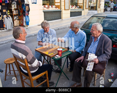 Jugadores de backgammon, Eolou Street, Atenas, Grecia Foto de stock