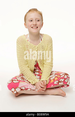 Pelirroja 8-year-old vistiendo un suéter tejido amarillo, jumper y vestimenta de stock - Alamy