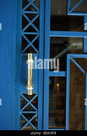 El metal y el cristal de la puerta con la palanca de cierre
