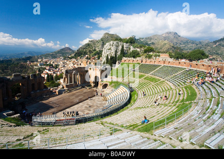 Teatro Teatro Greco Romano griego anfiteatro anfiteatro en ruinas con sol de verano Isla ciudad de Taormina Sicilia