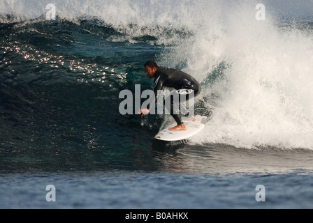 Sunny Garcia free surf en Brimms Ness cerca de Thurso Highlands de Escocia Foto de stock