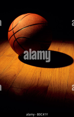 Bola De Baloncesto Naranja En Parquet De Madera Imagen De Primer Plano De  La Pelota De Baloncesto Sobre El Suelo En El Gimnasio Foto de stock y más  banco de imágenes de