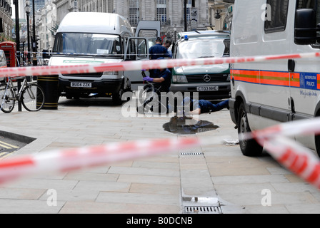 Funcionarios forenses efectuar una búsqueda en punta de dedo siga el Haymarket coche bomba encontrada en Londres durante el mes de junio de 2007 Foto de stock