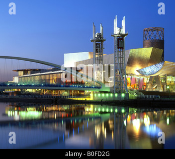 Lowry Centre Theatre y Footbridge at Night, Salford Quays, Greater Manchester, Inglaterra, Reino Unido Foto de stock