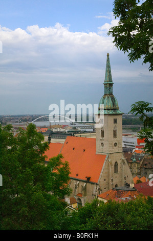 Casco antiguo dominado por la Catedral San Martin puente colgante sobre el río Danubio en la distancia, Bratislava, Eslovaquia Foto de stock