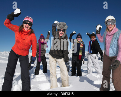 Grupo arrojando bolas de nieve