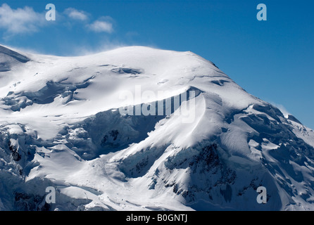 Dome du Gôuter en invierno - ruta normal a la cima del Mont Blanc hacia la izquierda de la foto en los resaltes Ridge, Chamonix, Francia Foto de stock