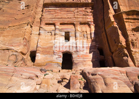 Tumbas cortadas en acantilados, roca en Petra, Jordania, Oriente Medio Foto de stock