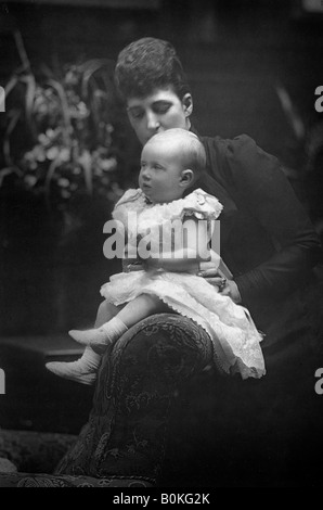 La princesa Luisa (1867-1931), con su hija la Princesa Alexandra (1891-1959), 1893.Artista: W&D Downey
