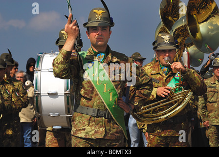 81. Alpini Reunión Nacional. Bassano del Grappa, Italia, 9-10-11 de mayo de 2008.La banda militar de la brigada Alpini "Julia" Foto de stock